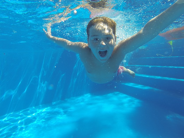 dítě plavající v bazénu