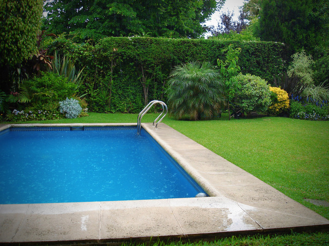 zahradní bazén za deště